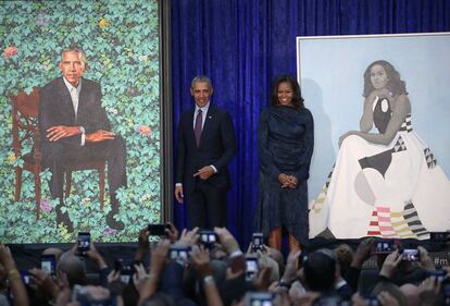 El expresidente de EE UU, Barack Obama, y su mujer, Michelle Obama, se encuentran junto a sus retratos, que se incorporarán en la Galería Nacional, en Washington DC (EE UU).