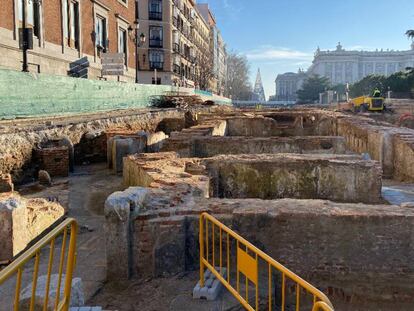 Vista de los restos hallados bajo la calle Bailén, con el Palacio Real de fondo.