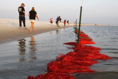 Barreras para contener el vertido que se han instalado en las costas de la isla Dauphin (Alabama).