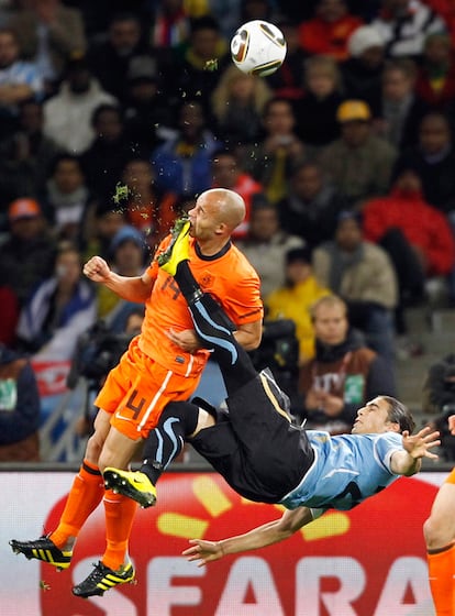 El defensor uruguayo Martin Ceresina propina una patada al holandés Demy Zeeuw sin opciones de darle al balón en la semifinal.