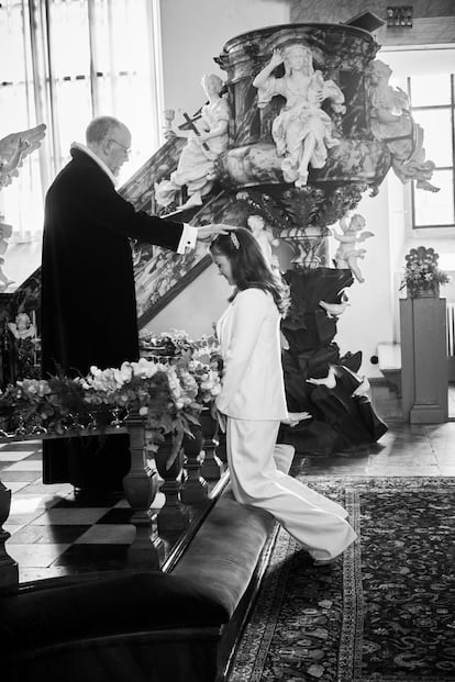 La ceremonia ha tenido lugar en el mismo sitio donde Isabella fue bautizada en 2007, en la capilla del castillo de Fredensborg, lugar de recreo de la familia real. Allí también recibió la confirmación el 24 de marzo de 1961 su tía abuela Ana María de Dinamarca, que hasta ahora era la última princesa en haber recibido el sacramento en los últimos 61 años.