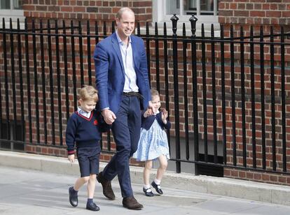 El príncipe Guillermo llega con sus hijos, la princesa Carlota y el príncipe Jorge para visitar a su madre, Kate Middleton y a su nuevo hermano en el hospital St. Mary de Londres.