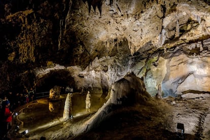 En Eslovaquia existen miles de cuevas, aunque solo 13 están abiertas al público. Una de ellas es Belianska Jaskyňa, la más grande del Alto Tatras, en la región de Prešovský Kraj, y conocida sobre todo por sus grandes coladas de calcita, sus estalagmitas en forma de pagoda y sus lagos subterráneos. La gruta acoge conciertos durante el mes de agosto y también tratamientos de espeleoterapia. Más información: <a href="http://www.ssj.sk/en" target="_blank">ssj.sk</a>