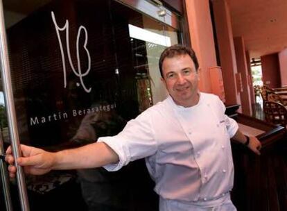 El <b>'chef' </b>vasco Martín Berasategui, en el restaurante M.B. del hotel Abama (Tenerife).