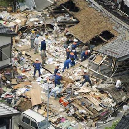 Trabajadores de los equipos de rescate buscan supervivientes entre las ruinas de una casa en Kashiwazaki.