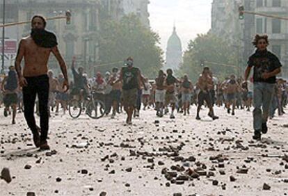 Centenares de argentinos, durante las protestas contra el Gobierno en Buenos Aires en diciembre del año pasado.