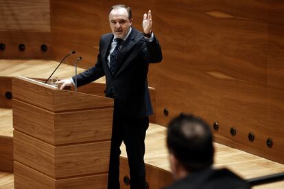 El portavoz de UPN en el Parlamento navarro, Javier Esparza (en pie) se dirige al del PSN, Ramón Alzorriz (de espaldas) durante el Pleno celebrado el 18 de enero.