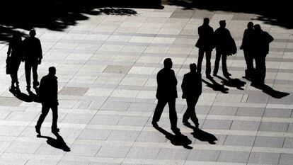 Varias personas en una plaza en Madrid.