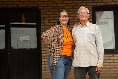 Sara Fischer con su padre frente a su casa.