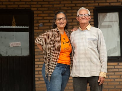 Sara Fischer with her father in front of their house.