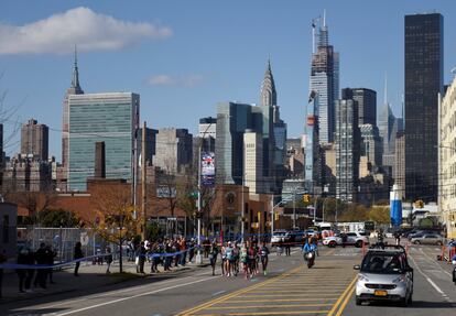 Vista del skyline de la ciudad de Nueva York durante la celebración del maratón. 