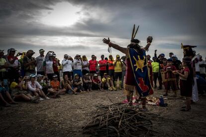 Um xamã implora aos espíritos na véspera do início da Maratona das Areias do Peru, em 27 de novembro de 2017, em Cahuachi.