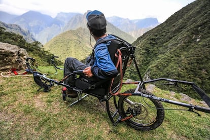 Álvaro Silberstein, en la silla monorueda con la que ofrece paseos inclusivos por Machu Picchu y otros parques nacionales.