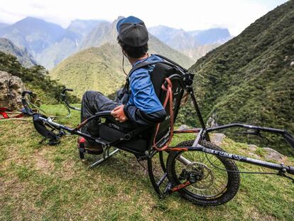 Álvaro Silberstein, en la silla monorueda con la que ofrece paseos inclusivos por Machu Picchu y otros parques nacionales.