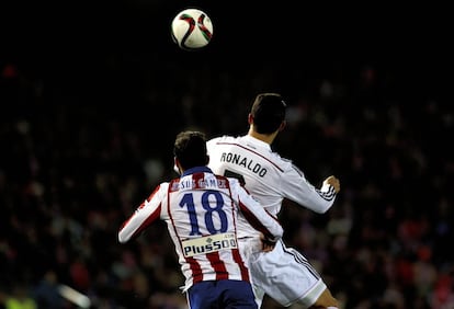 Cristiano Ronaldo lucha un balón con Gámez, del Atlético de Madrid, durante un partido de Copa del Rey, el 7 de enero de 2015.