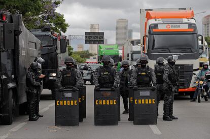 Tropas de choque de la Policía Militar hacen guardia en uno de los bloqueos de los partidarios del presidente Jair Bolsonaro en la carretera Castelo Branco, a las afueras de São Paulo, el 1 de noviembre de 2022.
