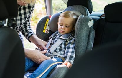 Además de cumplir con la normativa de seguridad vial las sillas de niños para el coche los protegen ante posibles impactos.