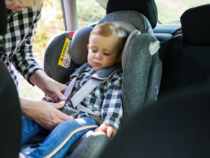 Además de cumplir con la normativa de seguridad vial las sillas de niños para el coche los protegen ante posibles impactos.