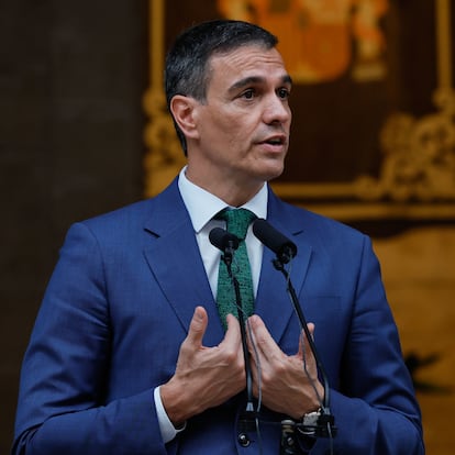 PALMA DE MALLORCA, 30/07/2024.- El presidente del Gobierno, Pedro Sánchez, durante la rueda de prensa ofrecida tras su reunión con la mandataria balear, Marga Prohens, este martes en el Consolat de Mar de Palma de Mallorca. EFE/Balleteros