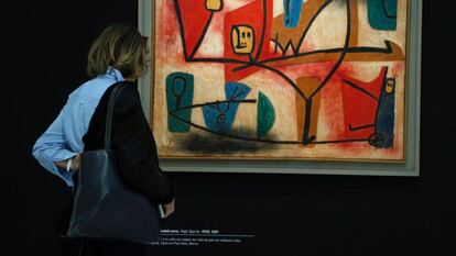 Una visitante en la exposición de Paul Klee observa el cuadro 'High Spirits' (1939).