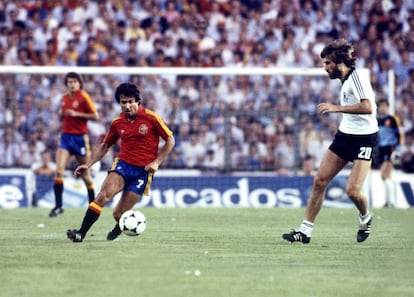 Juanito frente al jugador de la selección alemana de Manfred Kaltz en un partido del Mundial de España.