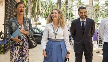 M&oacute;nica Lorente y Pepa Ferrando en los juzgados de Orihuela antes de declarar por el caso de las facturas de Fitur. 