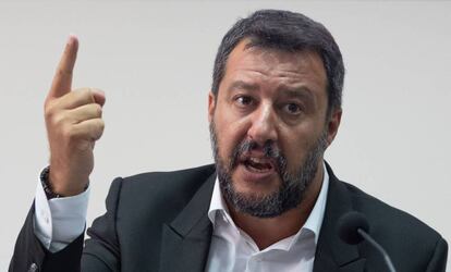 El ministro de Interior italiano, Matteo Salvini, durante una rueda de prensa en Nápoles, este jueves.