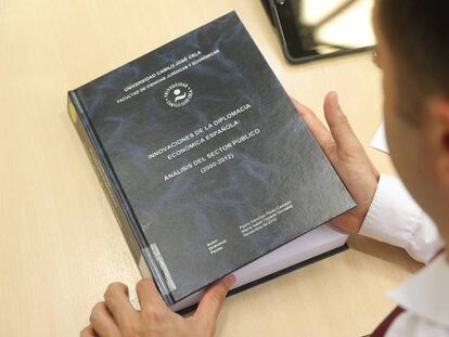 Ejemplar de la tesis doctoral de Pedro Sánchez, que se encuentra en la Universidad Camilo José Cela.