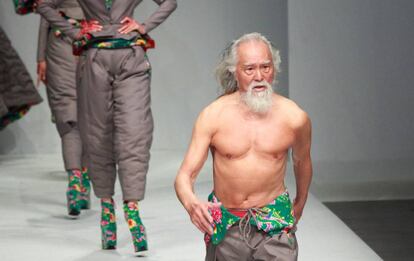 Deshung Wang, en el desfile del diseñador chino Hu Sheguang.