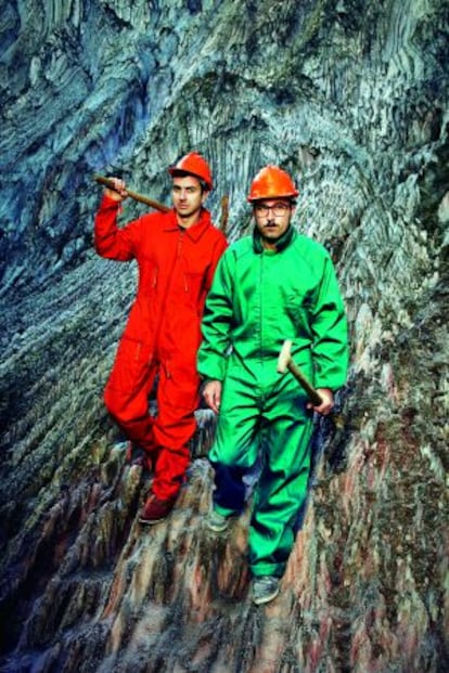 Los dos artistas catalanes, disfrazados para un descenso al interior de la Tierra.