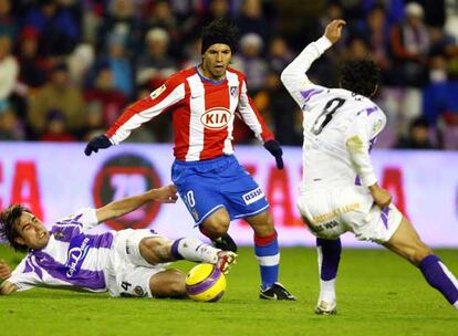 Agüero intenta superar a Iñaki Bea, en el suelo, y Baraja.