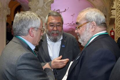 Gómez Navarro (derecha) conversa con Méndez (centro) y Fernández Toxo.