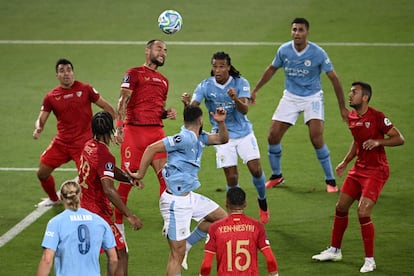 Los jugadores del Sevilla FC intentan despejar un remate de cabeza de Ake.