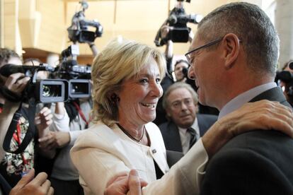 Esperanza Aguirre saluda al ministro de Justicia, Alberto Ruiz-Gallardón, en la Asamblea. Ambos se han saludado afectuosamente, después de años de enfrentamientos. El exalcalde llegó a pujar por el control del partido en 2004, cuando Manuel Cobo (número 2 de Gallardón en el Ayuntamiento de la capital) amagó con presentarse a la presidencia del PP madrileño, que aún ostenta Aguirre.