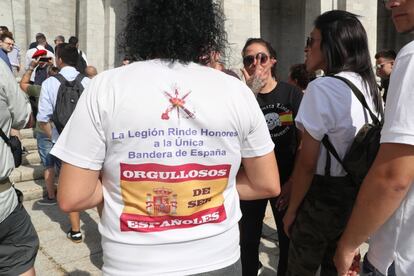 A Franco supporter wears a t-shirt pledging allegiance to the Spanish flag.