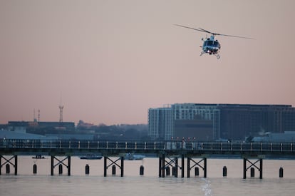 Un helicóptero sobrevuela la zona del accidente, este jueves.