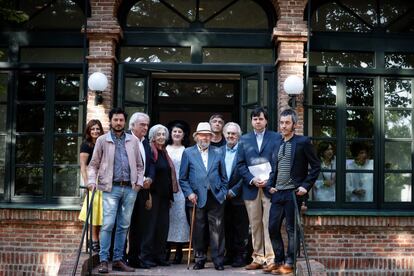 Homenaje al escritor Caballero Bonald (en el centro), en la Residencia de Estudiantes de Madrid, en 2017. Desde la izquierda: Josefa Parra, Antonio Lucas, José María Velázquez-Gaztelu, Clara Janés, Aurora Luque, José Manuel Caballero Bonald, Javier Rodríguez Marcos, Manuel Gutiérrez Aragón, José Luis Rey y Carlos Pardo.