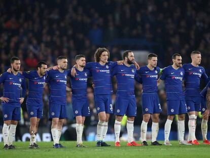 Los jugadores del Chelsea, durante la tanda de penaltis ante el Eintracht.