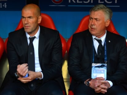 Zinedine Zidane, en el centro, en el banquillo del Real Madrid en un partido de Champions League.