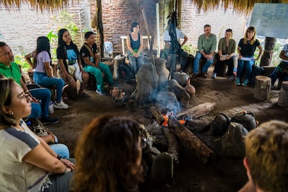 La delegación internacional impulsada por la Comisión Catalana de Acción por el Refugio y la Agencia Catalana de Cooperación al Desarrollo, entidades impulsoras del Programa Catalán de Protección, visitan el territorio de la activista Dora Muñoz, en el norte del Cauca (Colombia) el 5 de octubre de 2024.