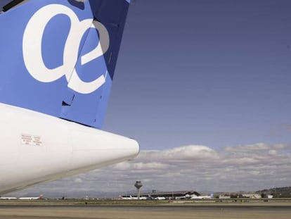 Un avión de Air Europa ante la T4 de Madrid-Barajas.