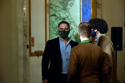 El líder de Vox, Santiago Abascal, a su llegada a la sede de su partido en Barcelona.