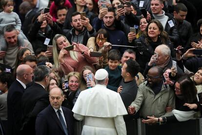 El papa Francisco saluda a los fieles a su llegada a la audiencia general de los miércoles en el aula Pablo VI en el Vaticano. 