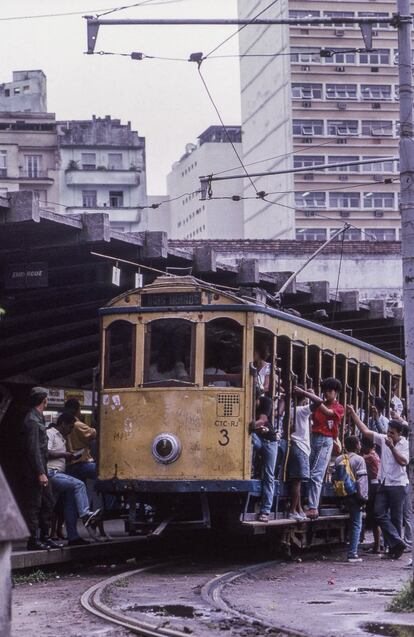 O bonde que liga o centro da cidade ao morro Dois Irmãos, lotado de viajantes.