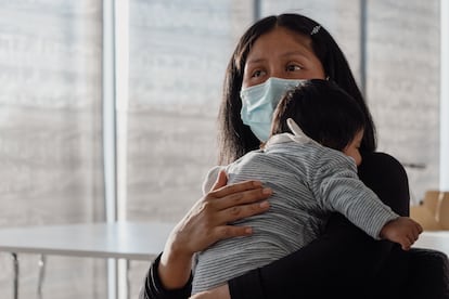 Emiliana Lima, con su bebé en brazos, durante la primera proyección del vídeo que protagonizó para la campaña #VocesDelChagas.