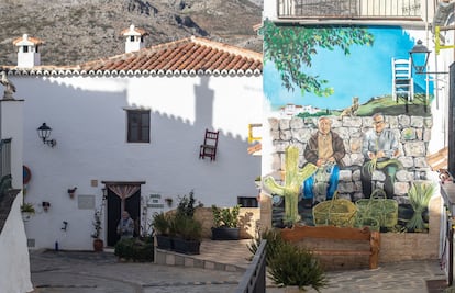 Mural dedicado a Mateo Peña y Vicente Sánchez en una de las calles de Parauta, en la que también se observan las sillas que decoran las vías de la localidad.