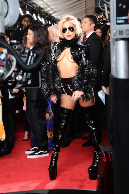 Puede que su torera fuera de manga larga y cuello alto, pero el escote de infarto que lució Lady Gaga en la alfombra roja de los premios Grammy acaparó toda la atención.