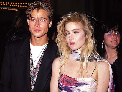 Os jovens Brad Pitt e Christina Applegate no MTV Awards de 1989.
