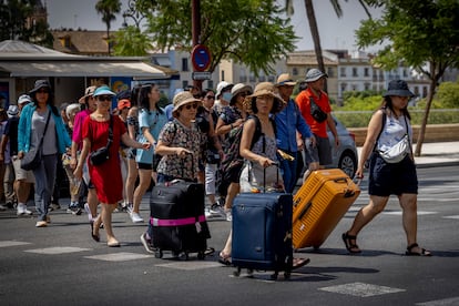 Turistas en grupo por el centro de Sevilla.