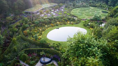 Lur Garden está compuesto por 16 jardines temáticos. Su diseño está basado en la declinación de la elipse, que en distintas escalas va ordenando el espacio.